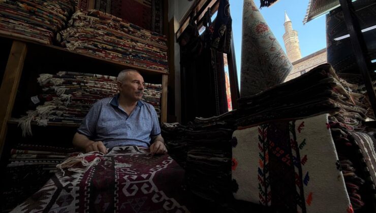 45 yıldır tarihi halılara hayat veriyor