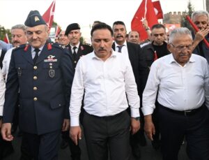 7 ilde 15 Temmuz yürüyüşleri: Binlerce kişi meydanlara akın etti