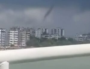 Adana’da sağanak ve hortum; yasağa rağmen denizde yüzmeye devam ettiler