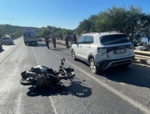 Alanya’da motosiklet otomobile çarptı: 2 ağır yaralı