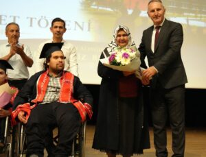 Annesinin tekerlekli sandalyeyle okula getirip götürdüğü Abdulsamet, üniversiteyi dereceyle bitirdi