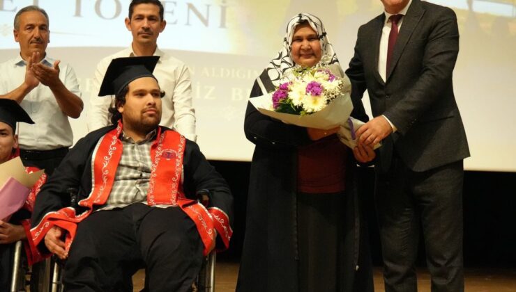 Annesinin tekerlekli sandalyeyle okula getirip götürdüğü Abdulsamet, üniversiteyi dereceyle bitirdi