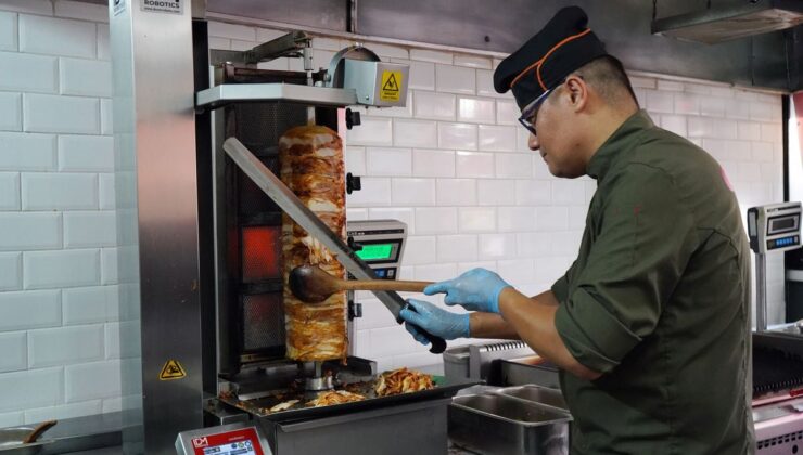 Antalya sıcağında döner ustalarının zorlu mesaisi