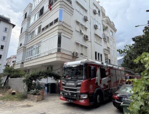 Antalya’da apartman dairesi yangında hasar gördü