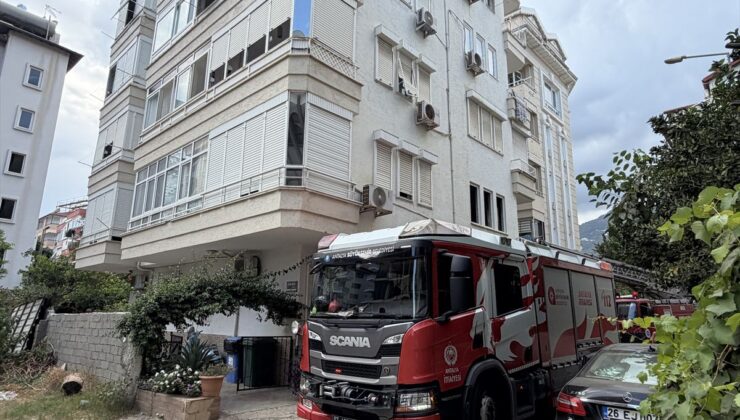 Antalya’da apartman dairesi yangında hasar gördü