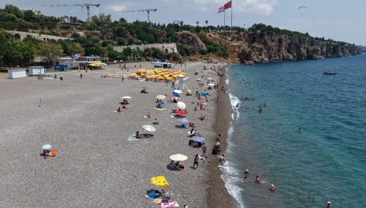Antalya’da az bulutlu havada sahiller doldu