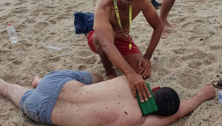 Antalya’da denizde boğulma tehlikesi geçiren kişiyi cankurtaran kurtardı