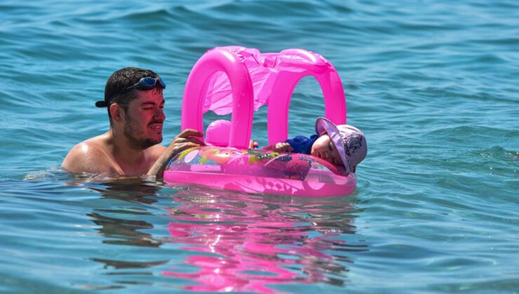 Antalya’da hava ‘aşırı’, deniz ‘çok’ sıcak
