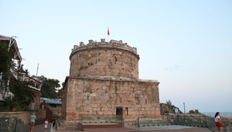 Antalya’da tarihi Hıdırlık Kulesi, arkeolojik kazı çalışmalarının tamamlanmasıyla ziyarete açıldı