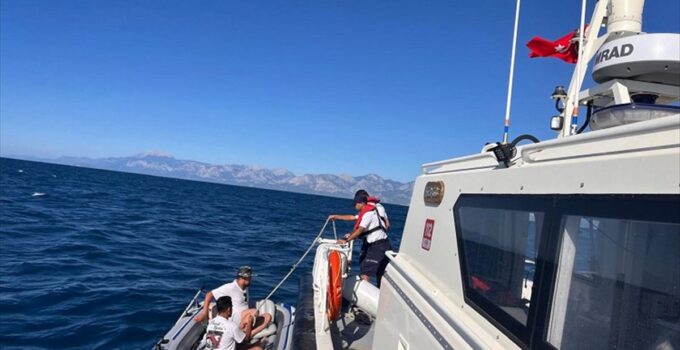 Antalya’da lastik bottaki 2 kişi kurtarıldı