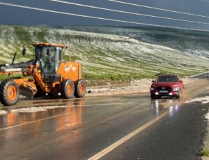 Ardahan’da sağanak ve dolu yolu kapattı