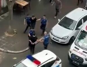Avcılar’da kavga sırasında bıçak istedi; alamayınca masa ve sandalyeleri devirdi