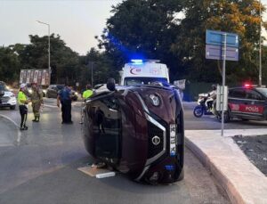 Bakırköy’de otomobil refüje çarptı: sürücü yaralı