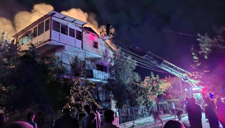 Banaz’da evin çatısında çıkan yangın söndürüldü