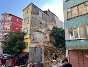 Beyoğlu’nda metruk bina çöktü, otomobil hasar gördü