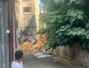 Beyoğlu’nda Metruk Bina Park Halindeki Aracın Üzerine Çöktü