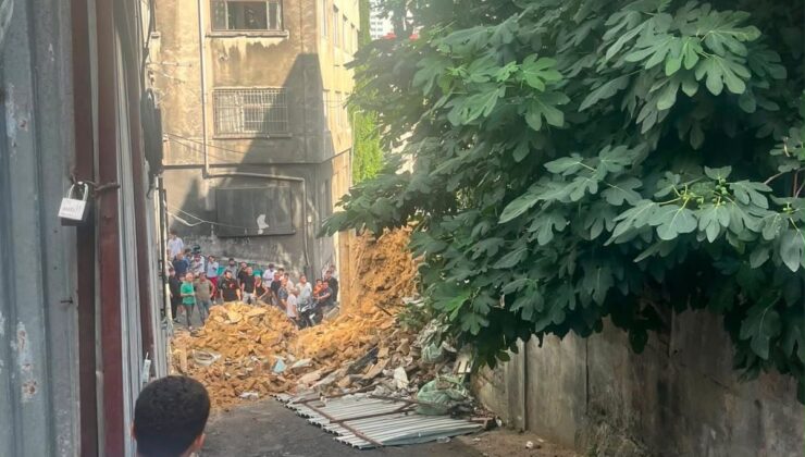 Beyoğlu’nda Metruk Bina Park Halindeki Aracın Üzerine Çöktü
