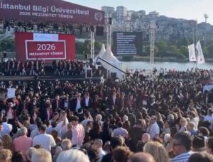 Bilgi Üniversitesi’nin mezuniyet töreninde rektör protesto edildi
