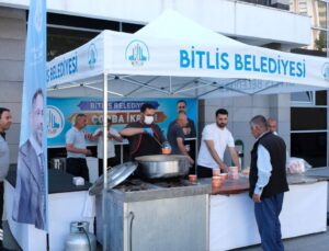 Bitlis Belediyesi hastane önünde vatandaşlara ücretsiz ikramlarda bulunuyor
