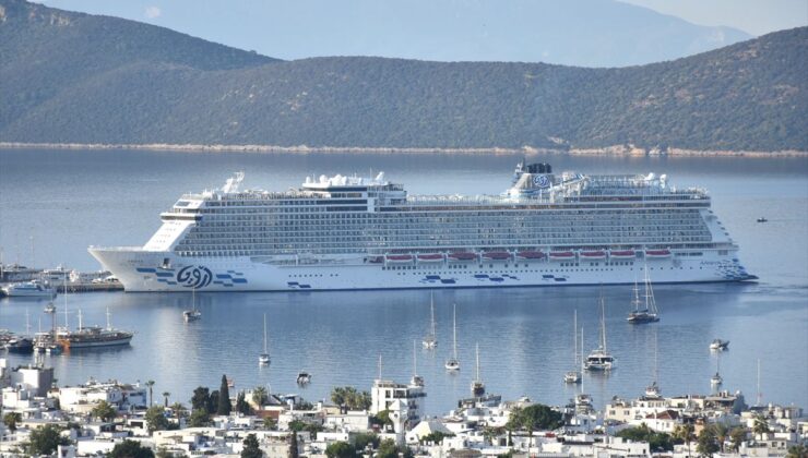 Bodrum’a iki kruvaziyer 2 bin 988 turist getirdi