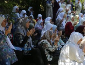 Bosna Hersek’teki savaşta kurşuna dizilen 6 Srebrenitsalı genç, ölümlerinin 31’inci yılında anıldı
