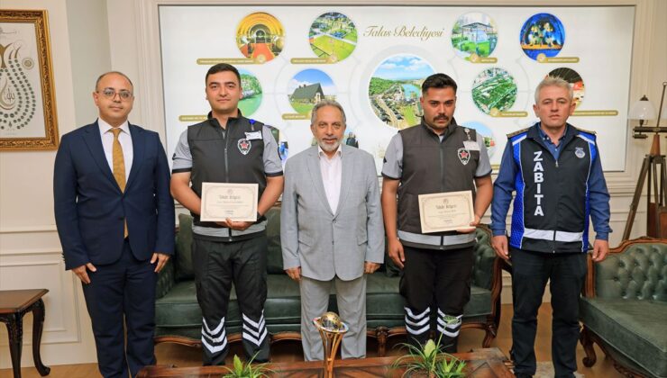 Buldukları 700 bin liralık altın ve dövizi sahibine ulaştıran görevliler ödüllendirildi