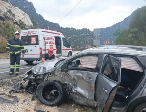 Burdur’da Kamyonet ile Otomobil Çarpıştı: 4 Yaralı