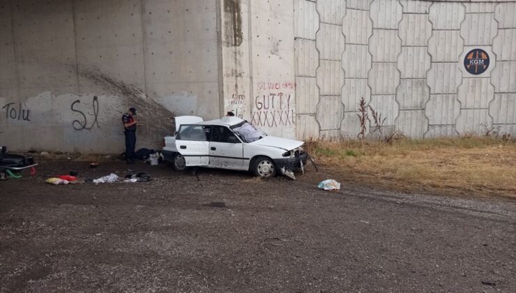 Bursa’da duvara çarpan otomobildeki 3 kişi öldü, 2 kişi ağır yaralandı