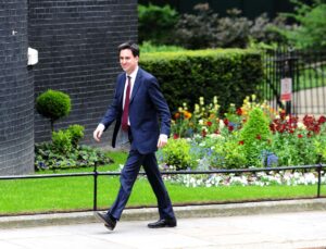 Çin Dışişleri Bakanı Wang, İngiltere’nin Yeni Dışişleri Bakanı Miliband’ı Kutladı