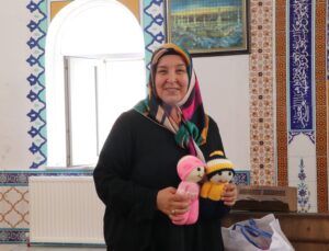 Çocukların yüzünü güldürmek için ördüğü bebekleri Kur’an kursu öğrencilerine hediye etti