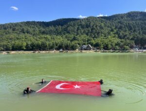 Çorum’da 15 Temmuz anısına Yeşil Göl’de bayraklı dalış