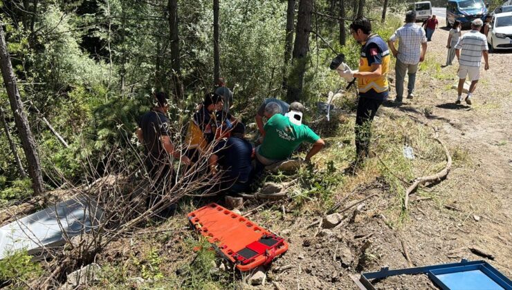 Domaniç-İnegöl kara yolunda devrilen traktörün sürücüsü yaralandı