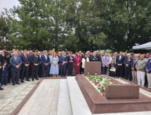 Edirne Valisi Sezer, Sadık Ahmet’i anma törenine katıldı