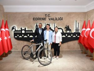 Edirne Valisi’nden çevreci Aras’a bisiklet hediyesi