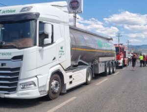 Edremit’te tıra çarpan otomobil devrildi: 1 yaralı