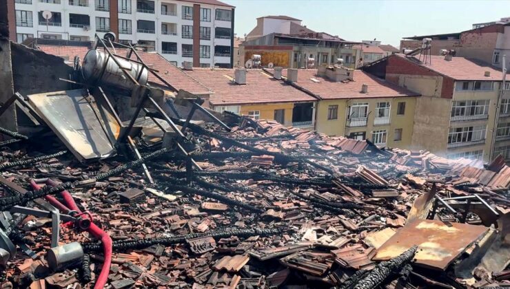 Elazığ’da bir apartmanın çatısında çıkan yangında 1 kişi dumandan etkilendi