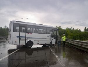 Eyüpsultan’da bariyerlere çarpan midibüsteki 3 kişi yaralandı