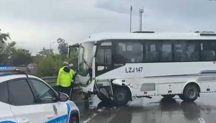 Eyüpsultan’da servis aracı bariyerlere çarptı: 3 yaralı
