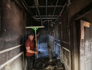 Filistin topraklarını gasbeden İsrailliler Nablus’ta bir evi ateşe verdi