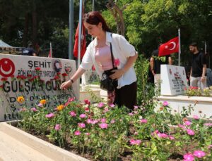 Genç Kız, Şehit Komiser Gülşah Güler’in Kabrini Ziyaret Etti
