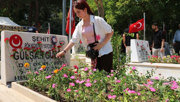Genç Kız, Şehit Komiser Gülşah Güler’in Kabrini Ziyaret Etti