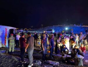 GÜNCELLEME – Kırıkkale’de devrilen yolcu otobüsündeki 29 kişi yaralandı