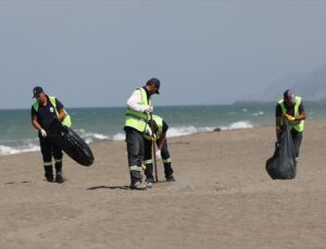 Hatay sahillerinden yılın ilk yarısında 11 bin ton atık toplandı