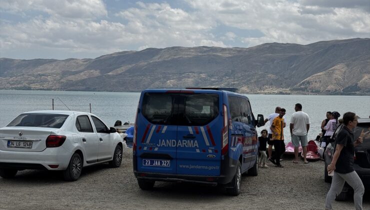 Hazar Gölü’nde batan kayıktan 8 kişi kurtarıldı