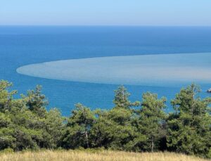 İnkumu’nda sağanak sonrası deniz kahverengiye döndü