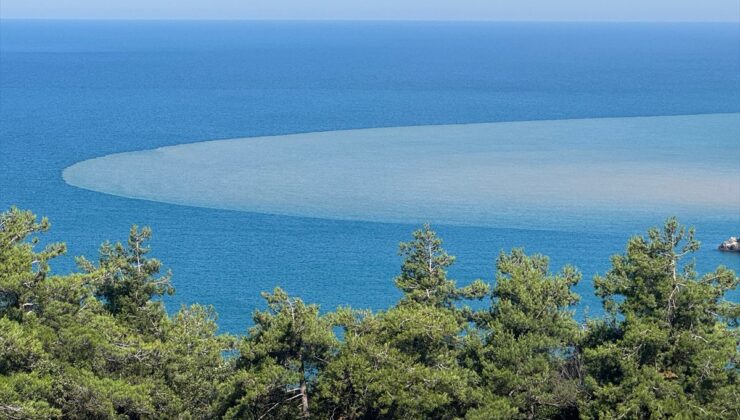 İnkumu’nda sağanak sonrası deniz kahverengiye döndü