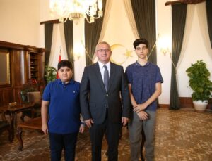 İskenderun Kaymakamı Önder, LGS’den tam puan alan 2 öğrenciyi ödüllendirdi