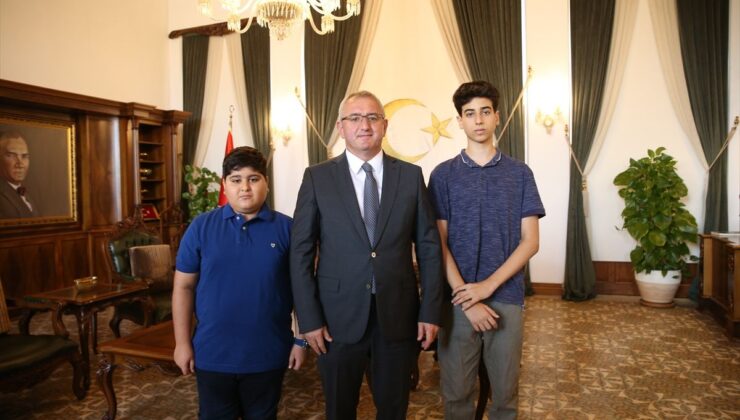 İskenderun Kaymakamı Önder, LGS’den tam puan alan 2 öğrenciyi ödüllendirdi