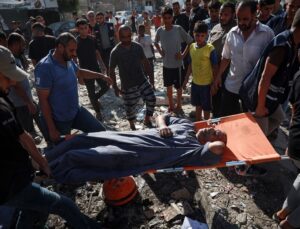 İsrail’in Gazze’de bir eve düzenlediği saldırıda biri çocuk 5 Filistinli hayatını kaybetti