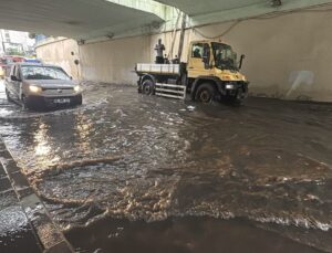 İstanbul’da sağanak; Zincirlikuyu’da alt geçit su içinde kaldı